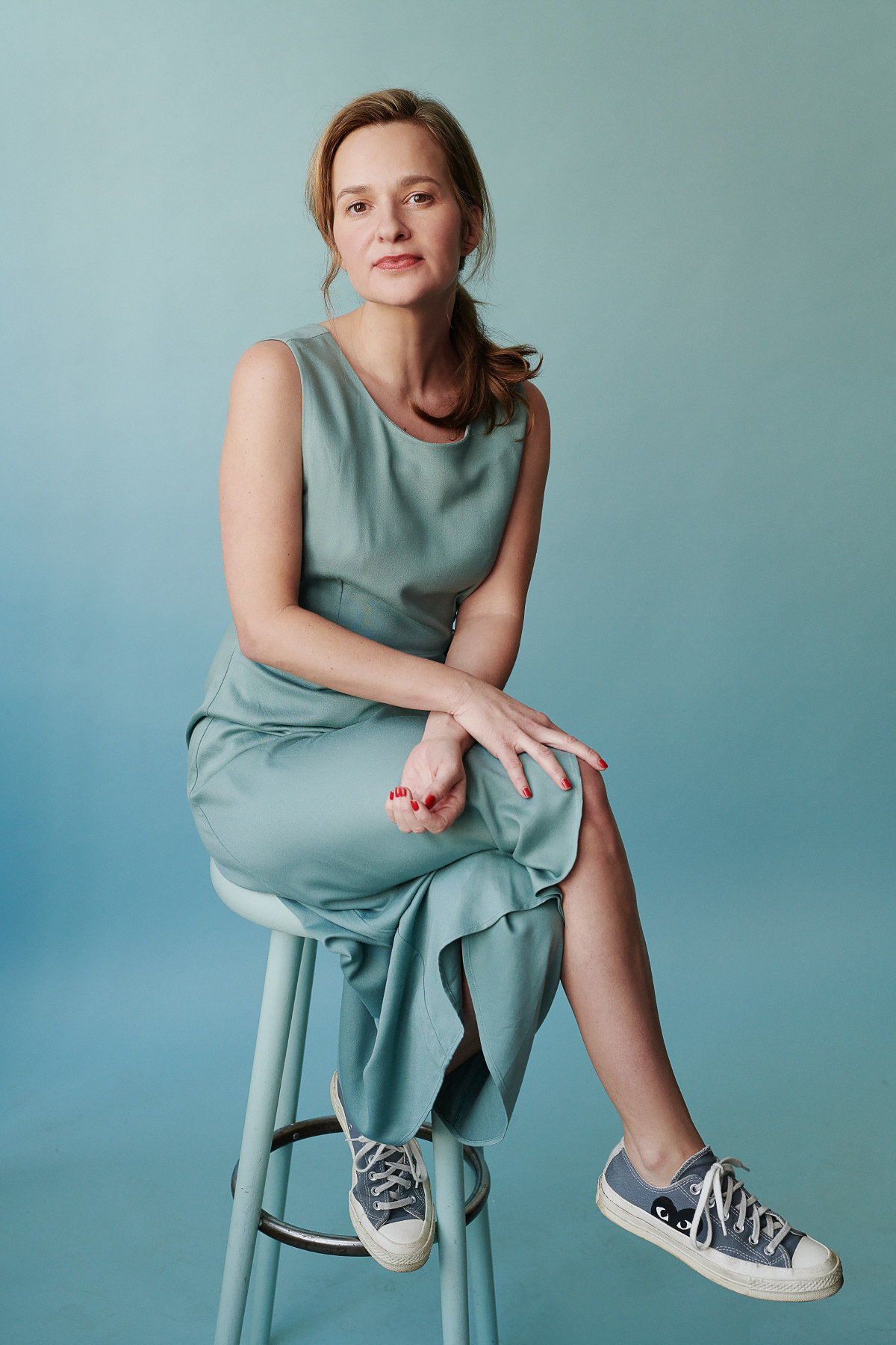 Johanna Griebel – Ganzkörperporträt im grünen Kleid und Sneakers
