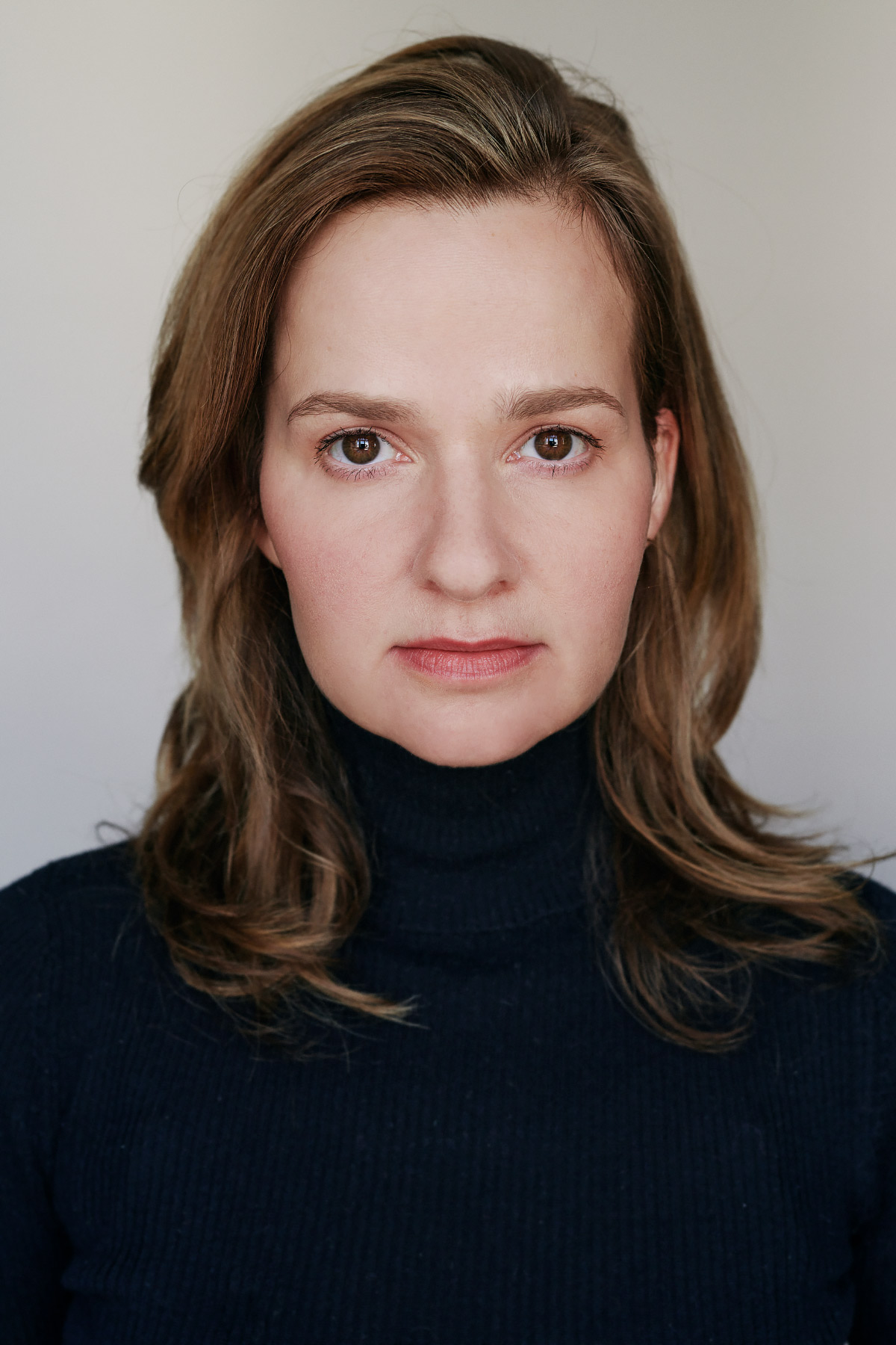 Johanna Griebel im schwarzen Rollkragenpullover, Porträt mit direktem Blick